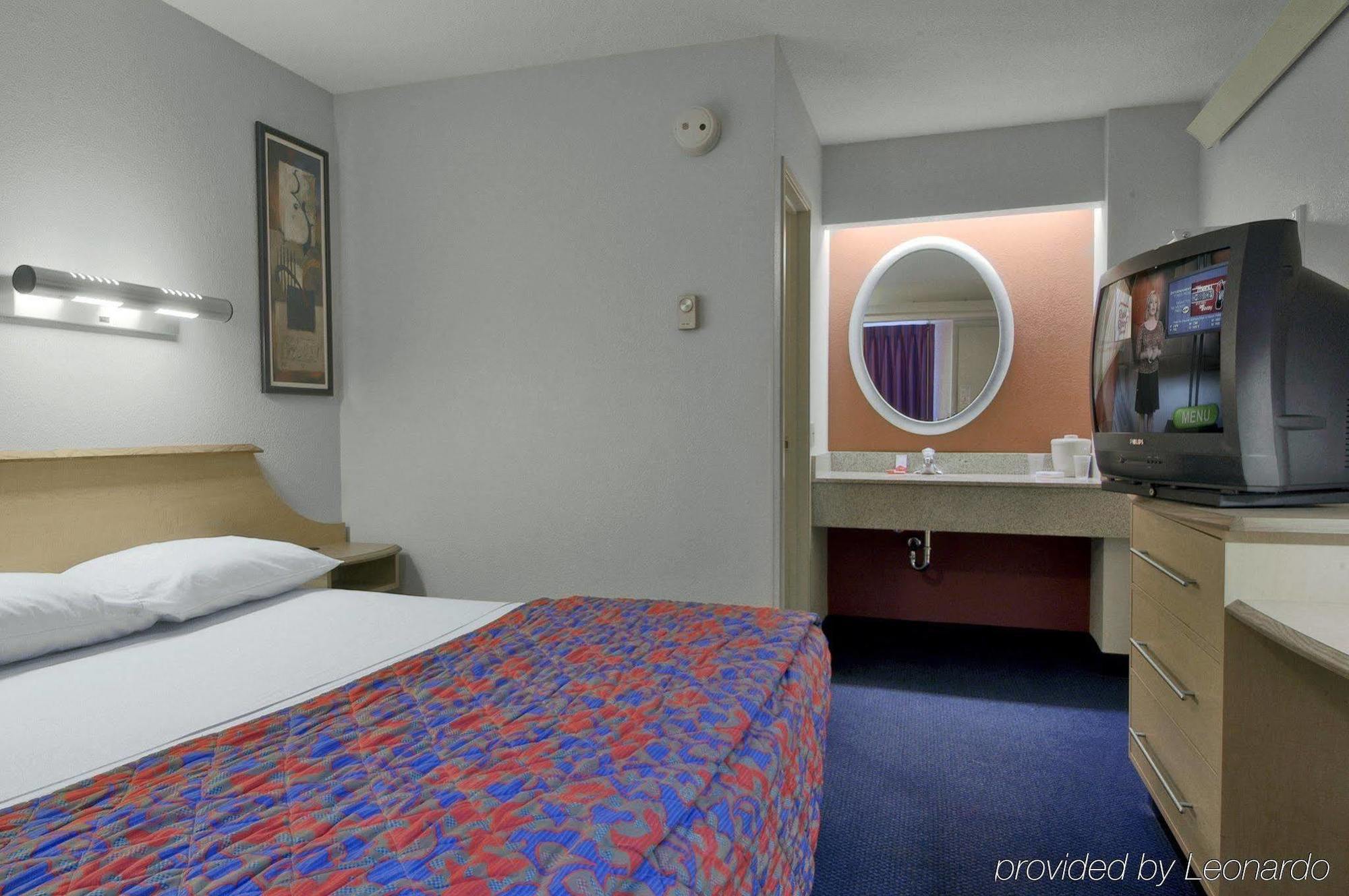 Red Roof Inn Plus+ Chicago - Northbrook/Deerfield Room photo